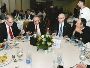 Jantar servido aos convidados durante o evento