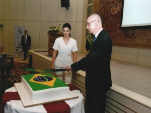 Embaixador Villafañe corta bolo em comemoração pelo Bicentenário da Independência